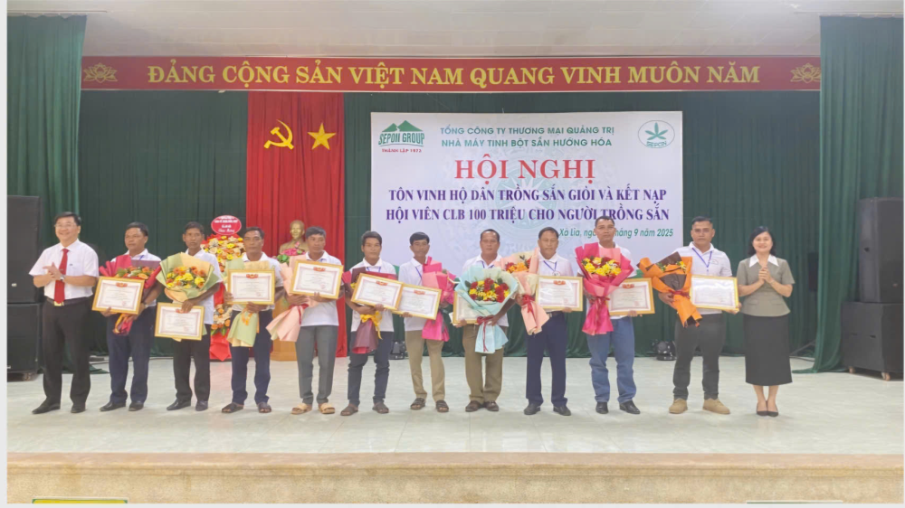 Tôn vinh hộ dân trồng sắn giỏi và lễ kết nạp hội viên Câu lạc bộ (CLB) 100 triệu cho người trồng sắn